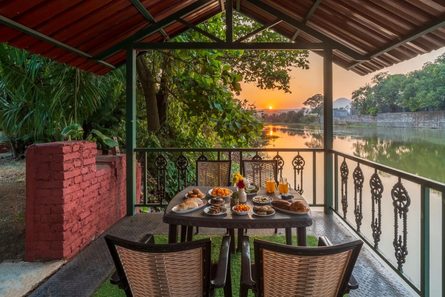 Vintage Estate - Lakeside Allure With Vintage Decor,A Plunge Pool & A Lawn Featuring A Charming Gazebo Karjat Exteriér fotografie