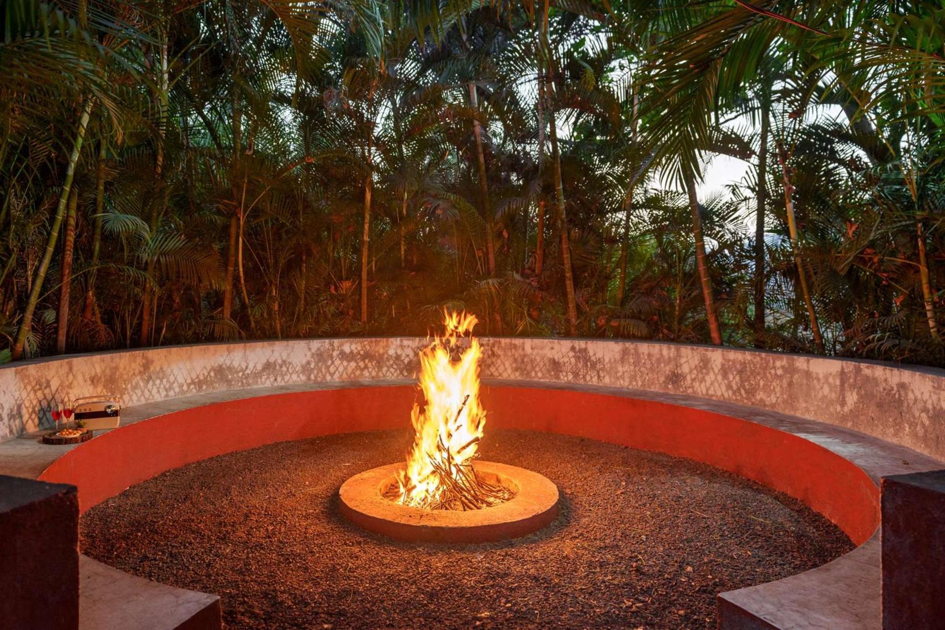 Vintage Estate - Lakeside Allure With Vintage Decor,A Plunge Pool & A Lawn Featuring A Charming Gazebo Karjat Exteriér fotografie