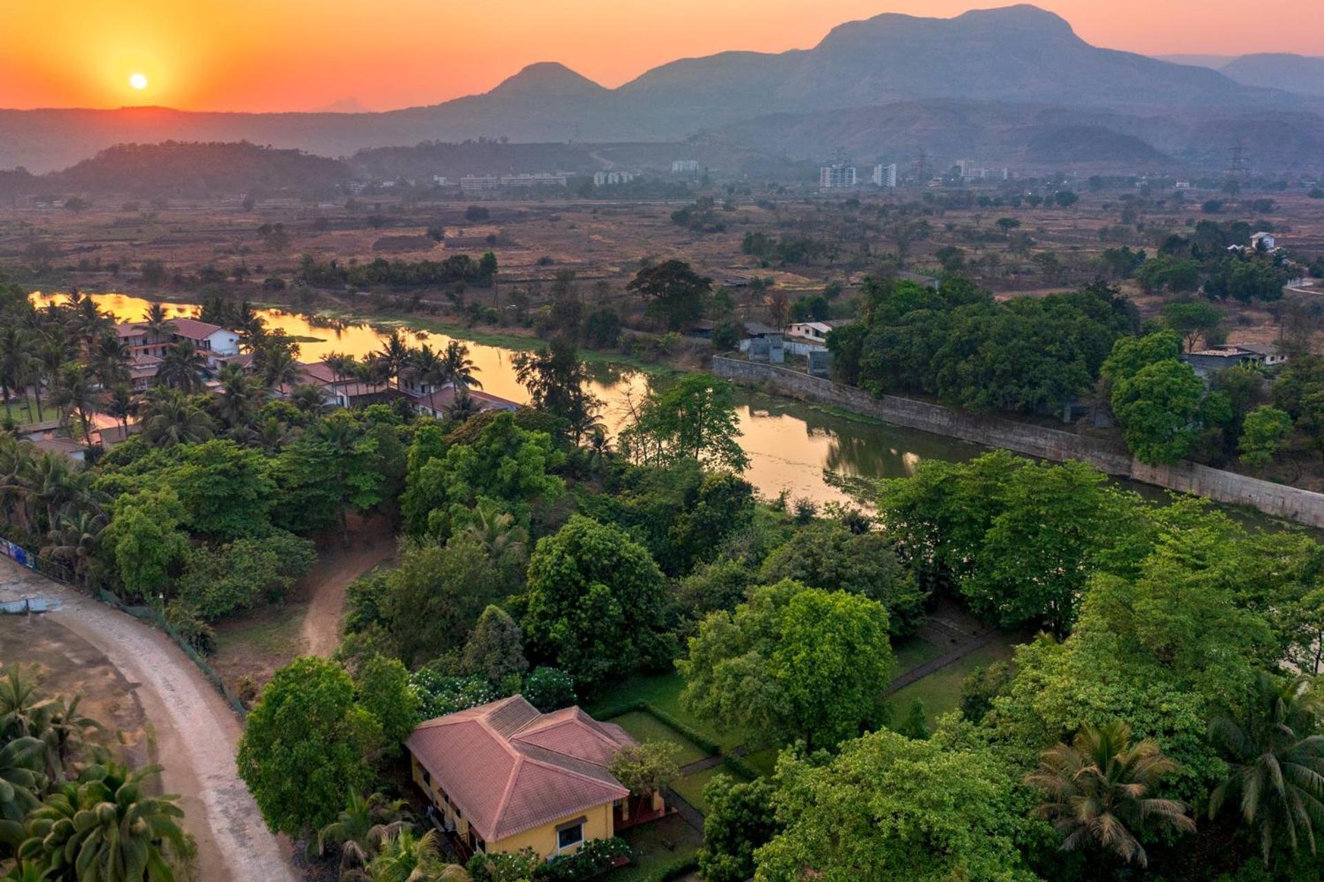 Vintage Estate - Lakeside Allure With Vintage Decor,A Plunge Pool & A Lawn Featuring A Charming Gazebo Karjat Exteriér fotografie