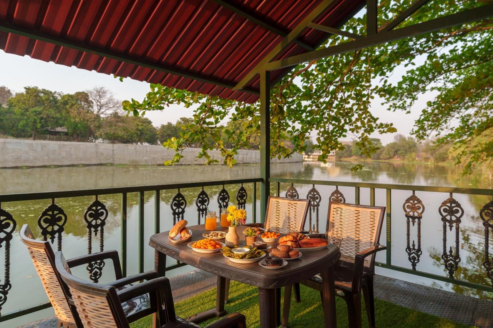 Vintage Estate - Lakeside Allure With Vintage Decor,A Plunge Pool & A Lawn Featuring A Charming Gazebo Karjat Exteriér fotografie